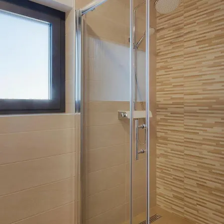 Lena Lux Vikendica *