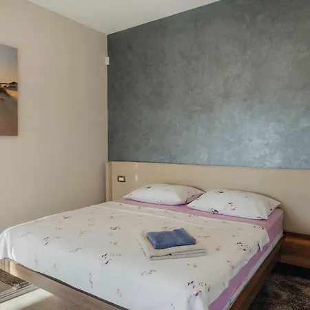 Lena Lux Vikendica Pula