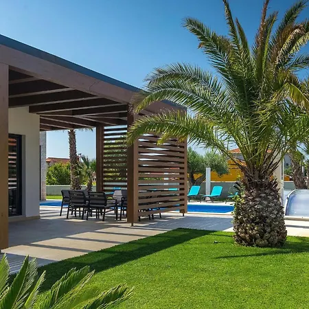 Lena Lux Vikendica Pula