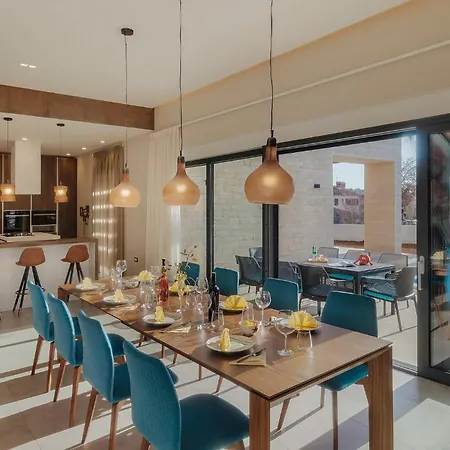 Lena Lux Сasa de vacaciones Pula