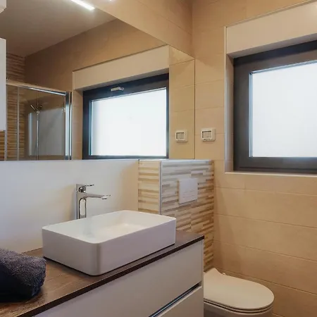 Lena Lux Сasa de vacaciones Pula