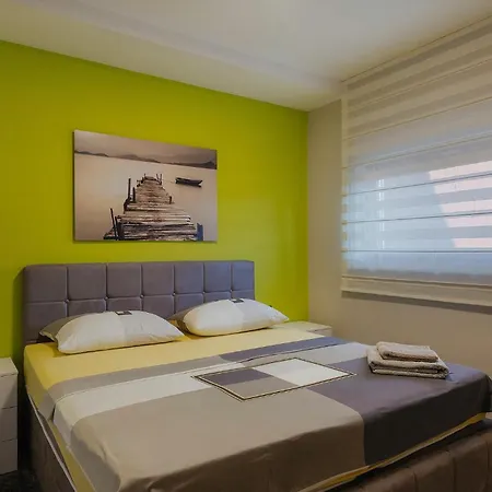 Lena Lux Сasa de vacaciones *