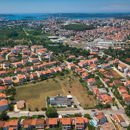 Lena Lux Prázdninový dům *