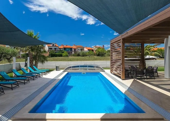 בית נופש Lena Lux *